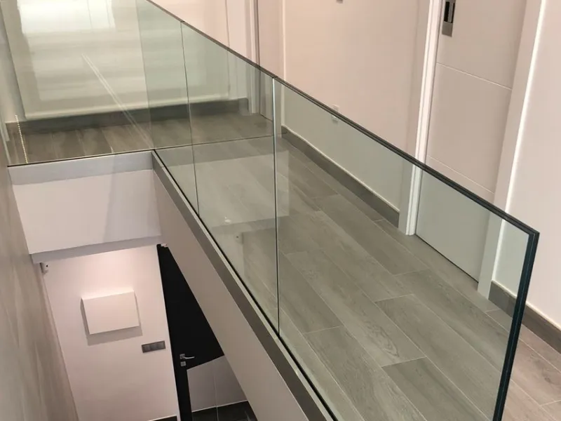 Zon en Scherm Madura ZS200 glazen balustrade