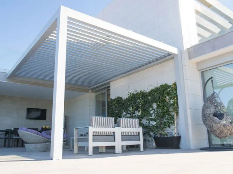 Zon en Scherm Wetar lamellen overkapping (gevelmontage)