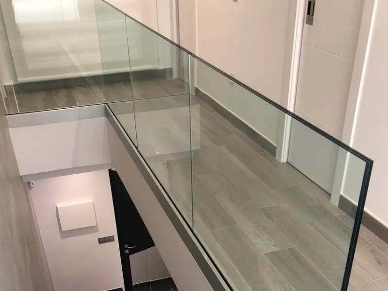 Zon en Scherm Madura ZS200 glazen balustrade