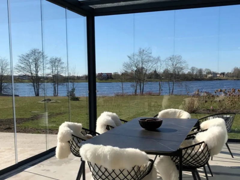 Zon en Scherm Rote glazen schuifwand